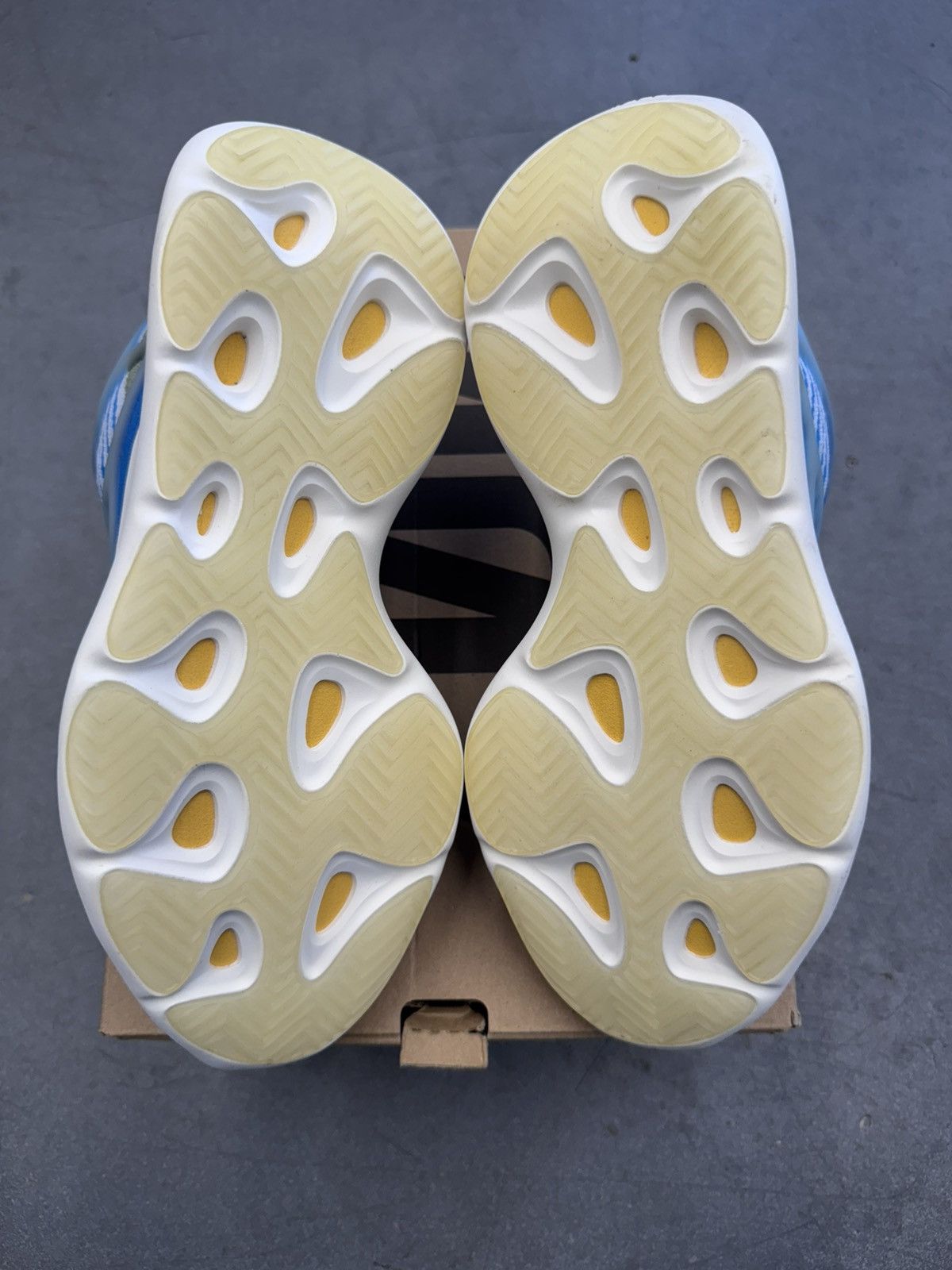Yeezy 2020 Adidas Yeezy 700 V3 Arzareth Size US 8 / EU 41 - 9 Thumbnail