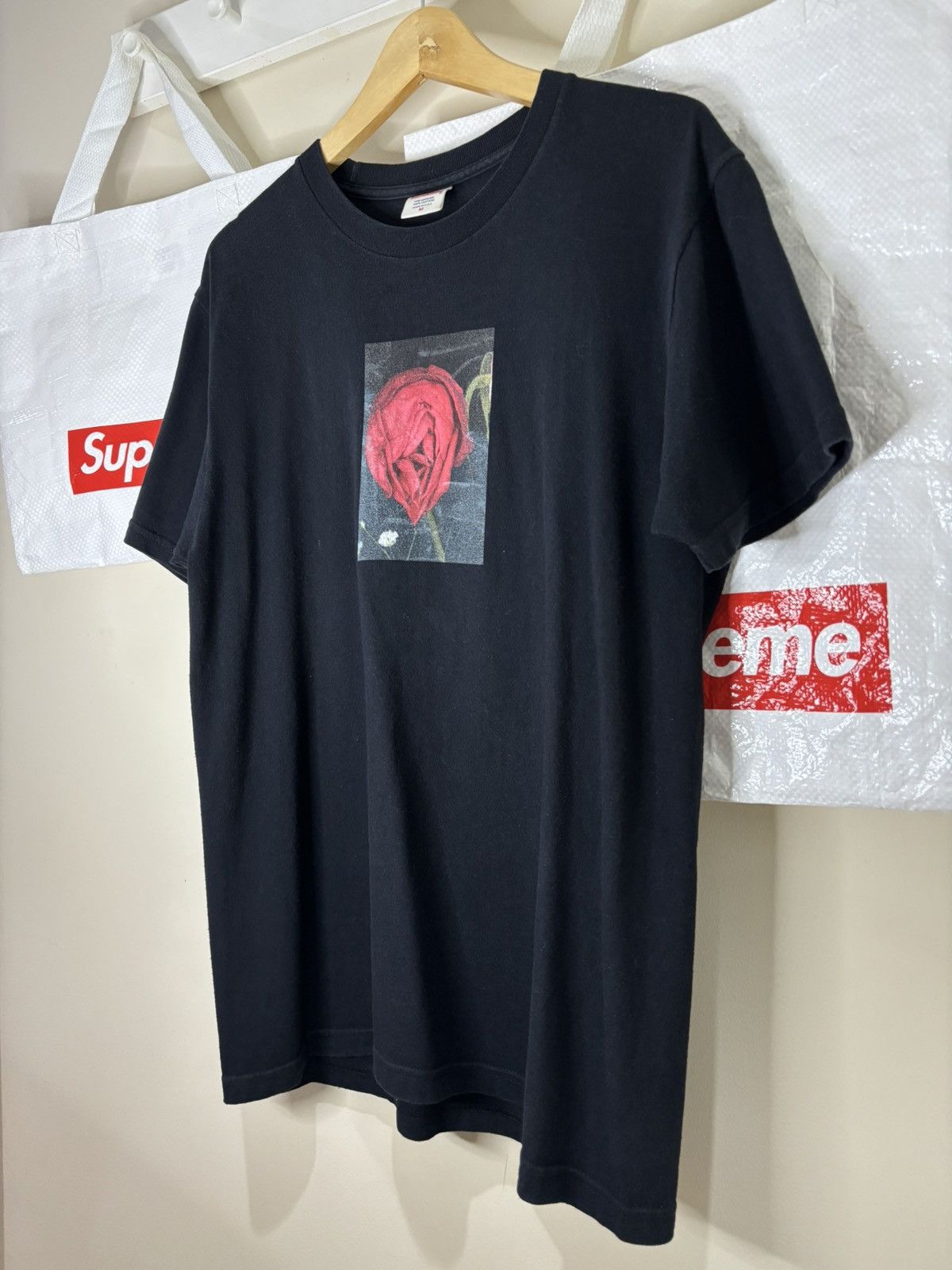 【Supreme】ARAKI ROSE TEE ブラック 送料無料【se824】 Supreme SUPREME ARAKI FOR SUPREME TEE | Grailed
