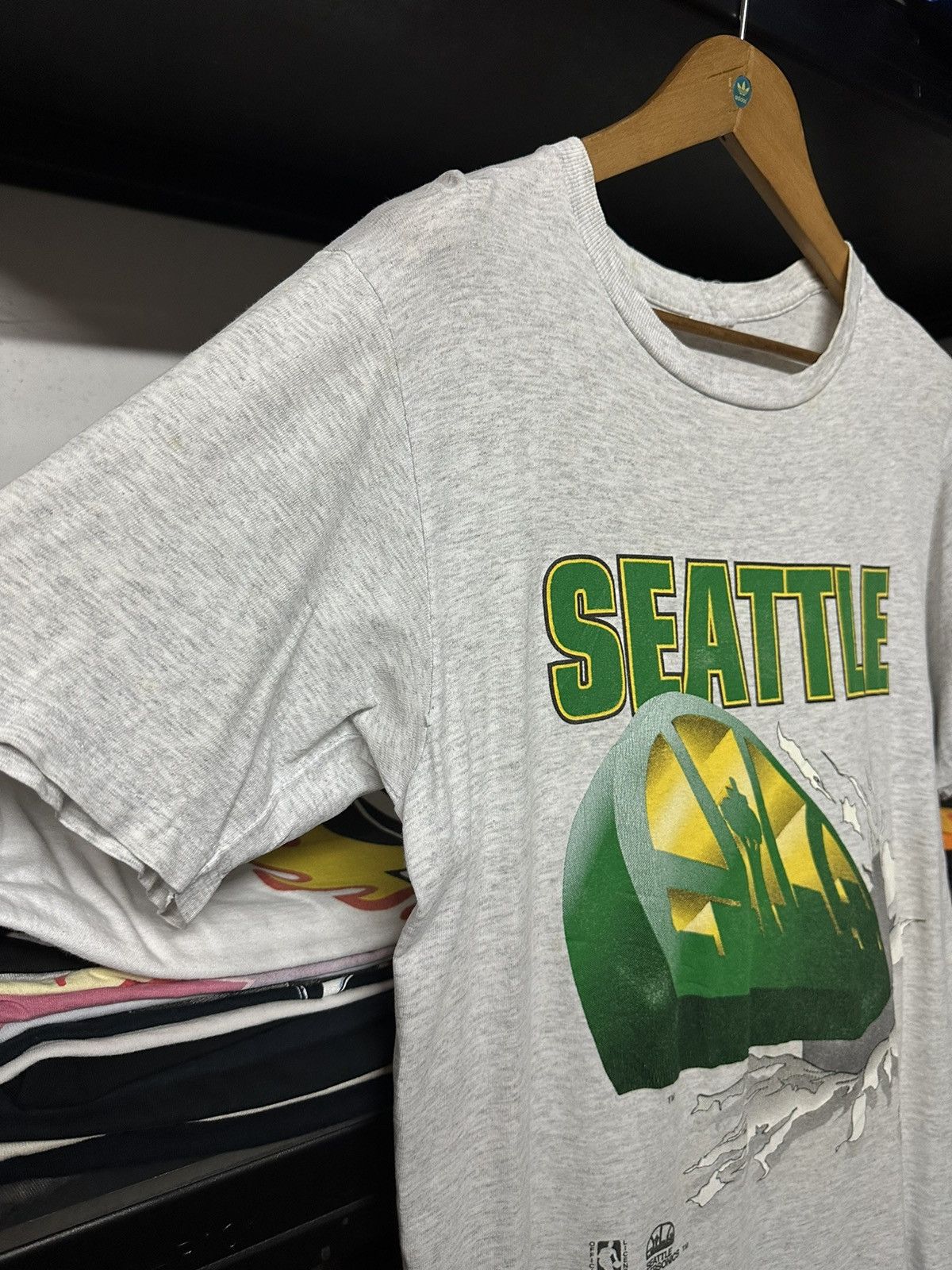 NBA × Nutmeg × Vintage Vintage 90s Nba Seattle Supersonic Faded Tee Size US M / EU 48-50 / 2 - 7 Thumbnail