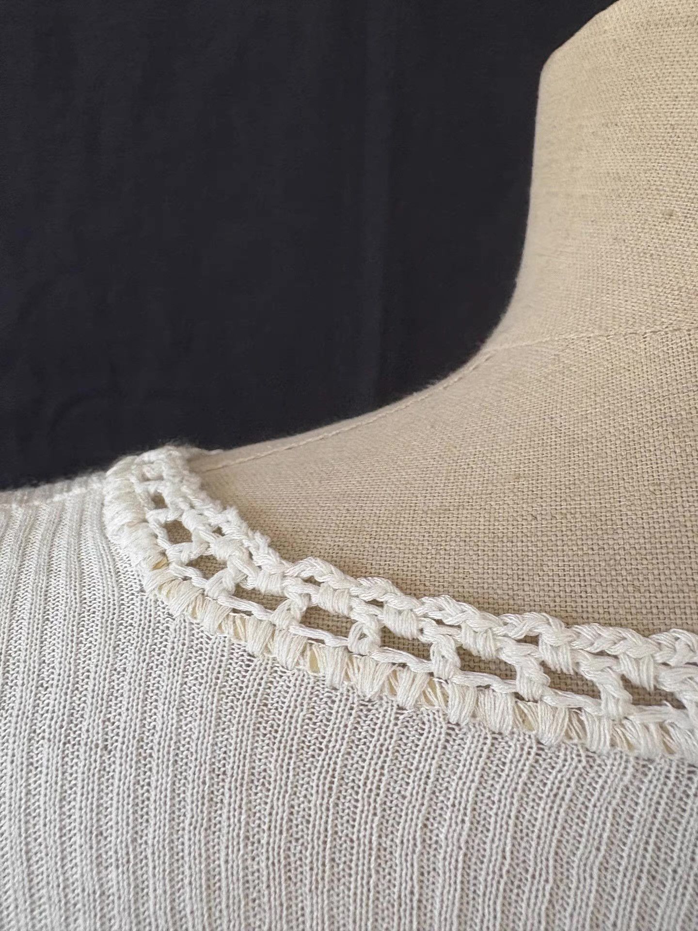 Dolce & Gabbana c Dolce & Gabbana Women's White V-Neck Knit T-shirt。Ｑ21 Size L / US 10 / IT 46 - 5 Thumbnail