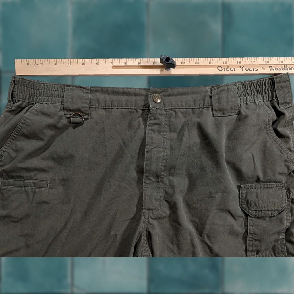 Vintage 5.11 Tactical 511 Shorts Mens Cargo Style 73308 Green 42 Utility Pockets Workwear Canvas Cotton Polyester Belt Loops Fashion Tactical Mens Short Size US 42 / EU 58 - 1 Thumbnail
