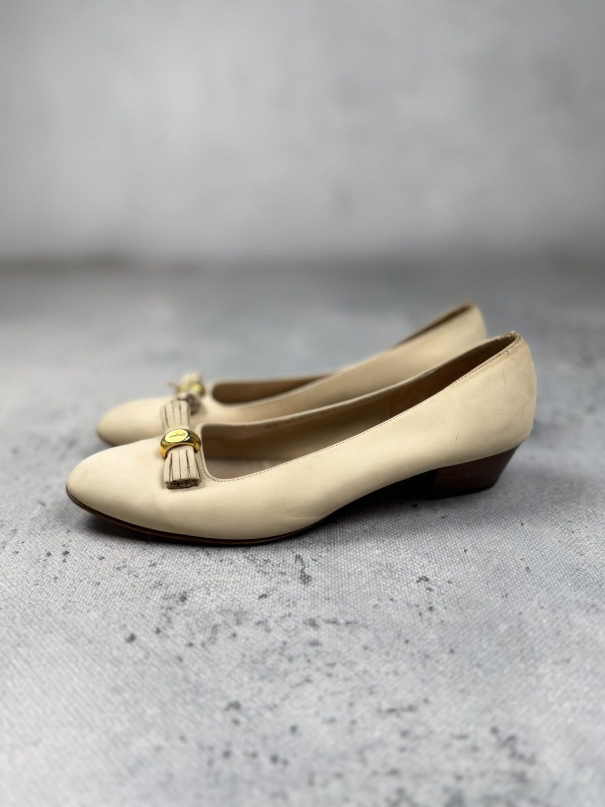 Salvatore Ferragamo Salvatore Ferragamo Vintag Cream Leather Pumps Gold Hardware Size US 8.5 / IT 38.5 - 1 Thumbnail
