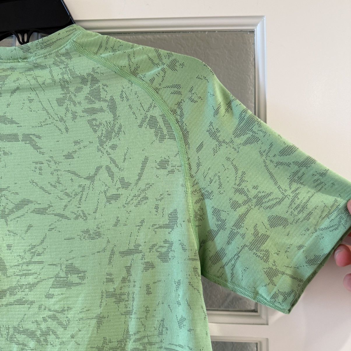 Lululemon Lululemon Metal Vent Tech 2.0 Neon Green Short Sleeve Shirt Size US XS / EU 42 / 0 - 12 Thumbnail