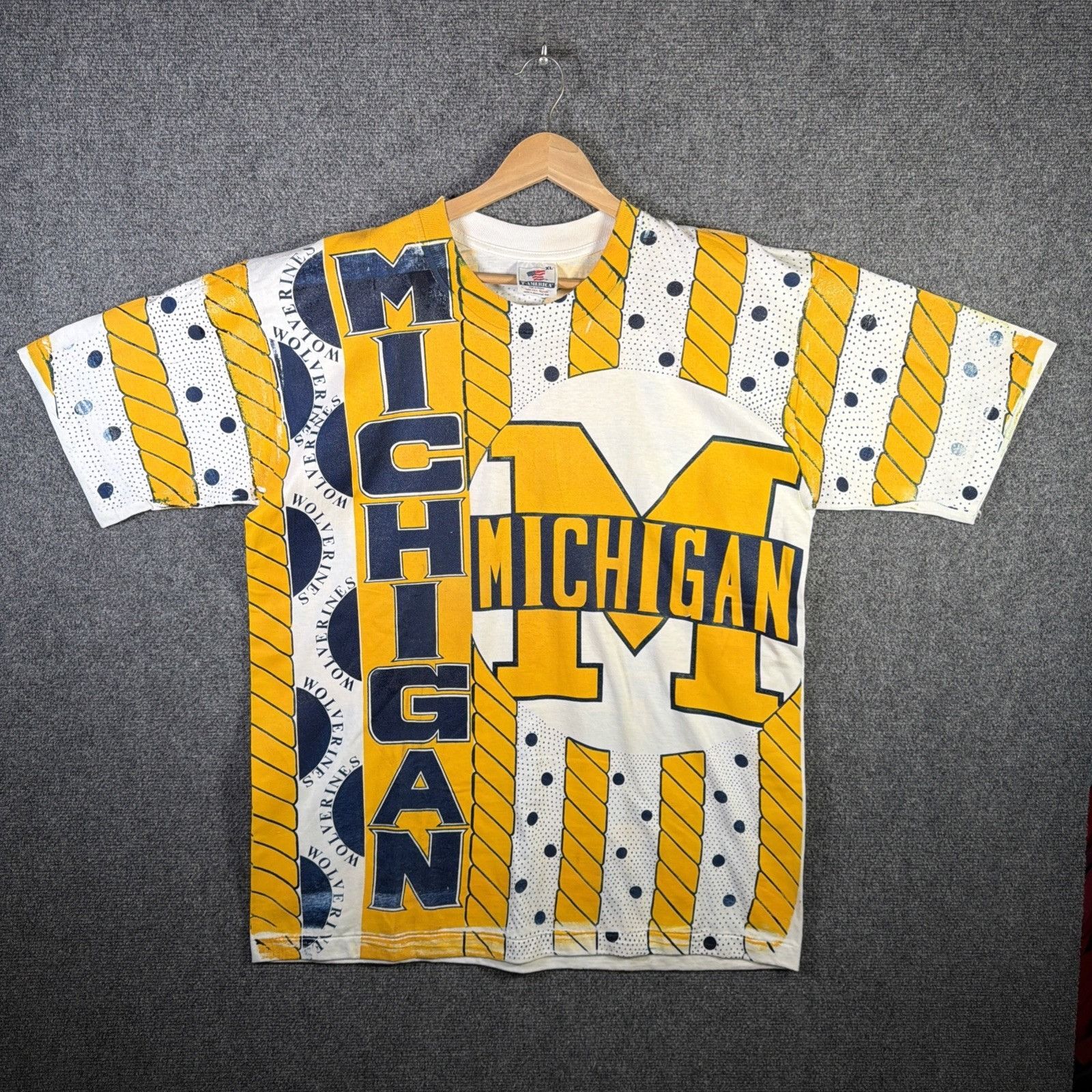 NCAA Vintage Michigan Wolverines Shirt Mens XL White 90s NCAA AOP Size US XL / EU 56 / 4 - 1 Thumbnail