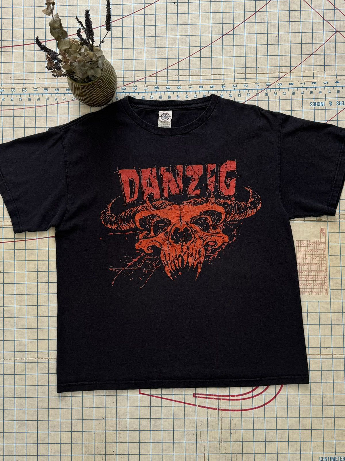 Band Tees × Vintage Vintage Danzig Red Horned Beast Rock Tee Cropped Fit Large Size US L / EU 52-54 / 3 - 2 Thumbnail