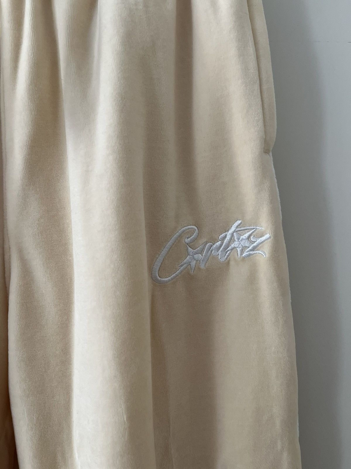 Corteiz Crtz Allstarz VVS Velour Bottoms medium size vanilla cream Size US 32 / EU 48 - 3 Thumbnail