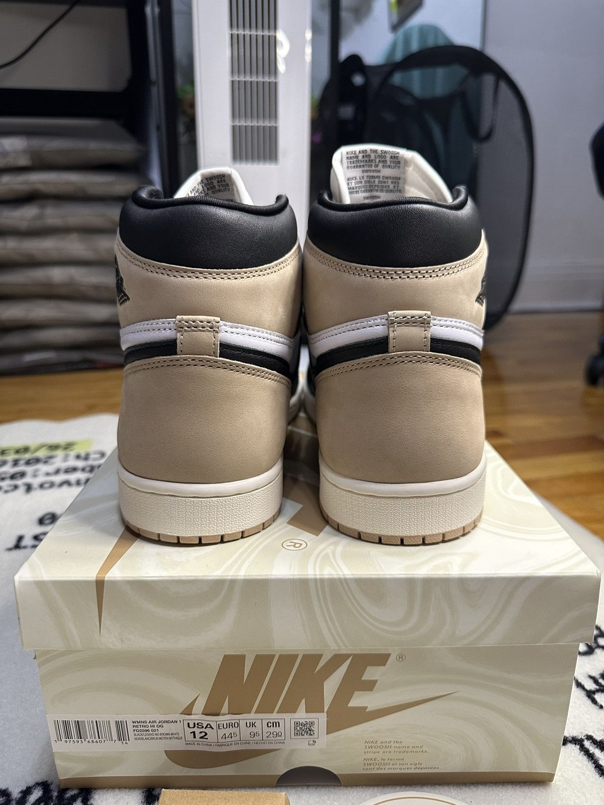 Jordan Brand × Nike Jordan 1 Retro High OG Latte (Womens) Size US 12 / IT 42 - 4 Thumbnail