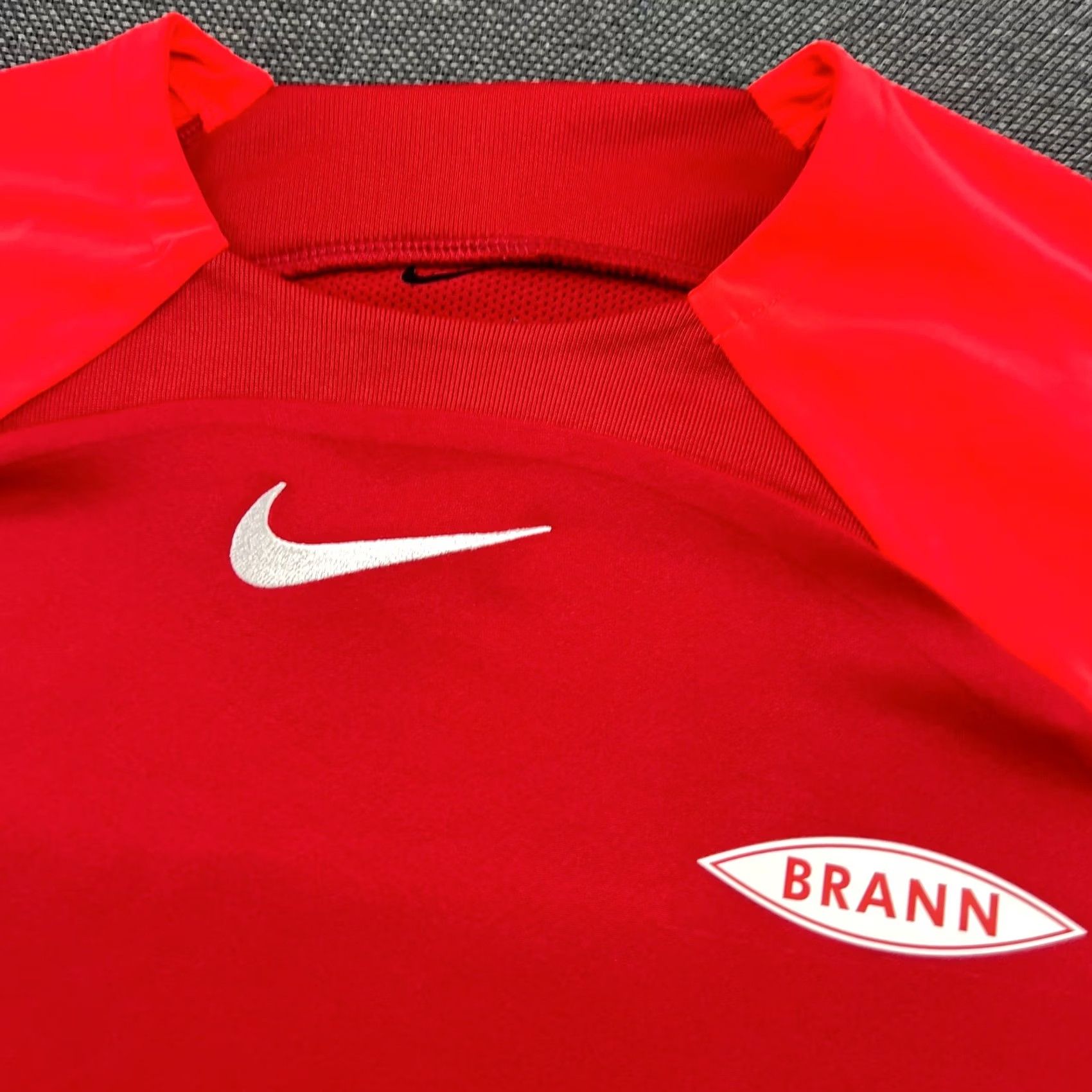Nike VINTAGE Nike Shirt Football Jersey CS Brann Training Mens L Red Short Sleeve Polyester 100% Moisture Wicking Quick Dry Camiseta Sports Football Mens Size US L / EU 52-54 / 3 - 4 Thumbnail