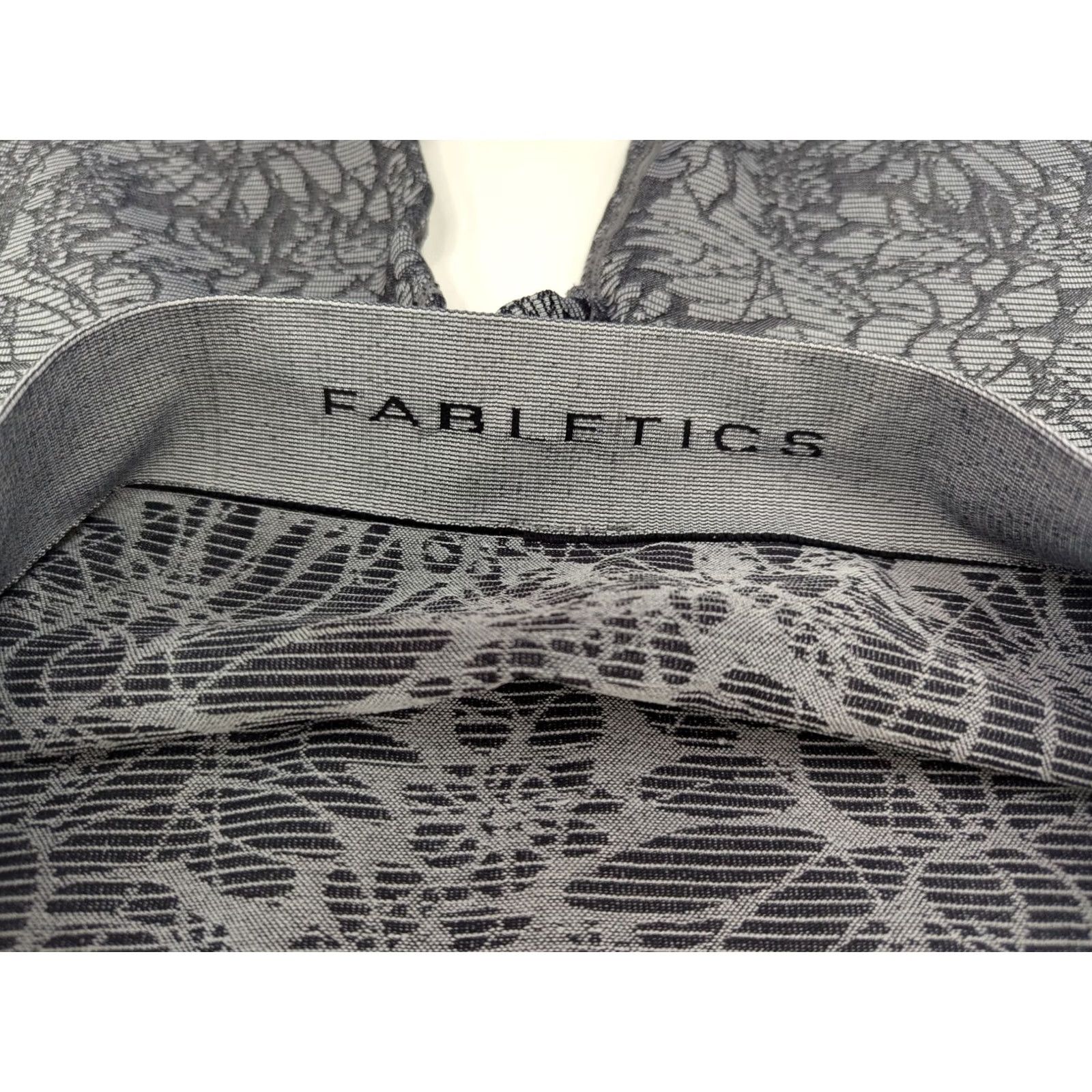 Fabletics Fabletics Gray Textured Cropped Legging Pants Women L Leggings Cropped Athletic 30x16 EUC Mens Women Girls Size 36" / US 14 / IT 50 - 6 Thumbnail