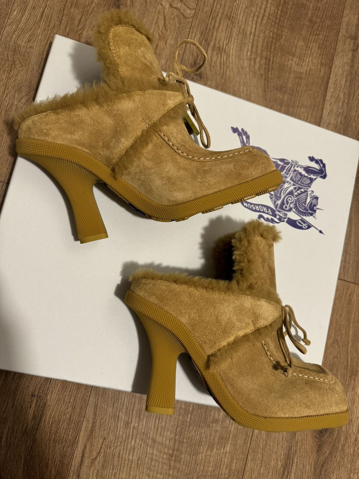 Burberry Burberry shearling boots-mules brown-mustard, size 35 It Size US 5 / IT 35 - 5 Thumbnail
