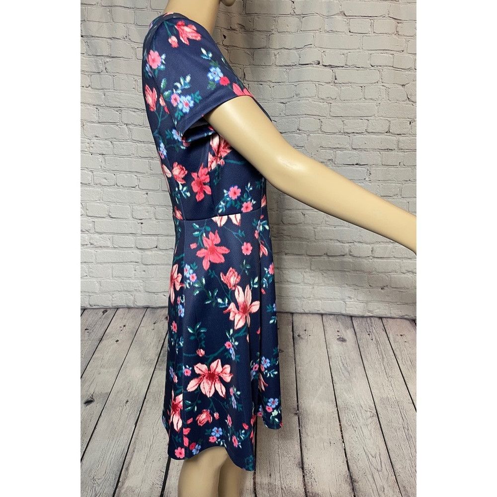Vince Camuto NWT New Vince Camuto Floral Short Sleeve Scuba Fit & Flare Size XS / US 0-2 / IT 36-38 - 5 Thumbnail