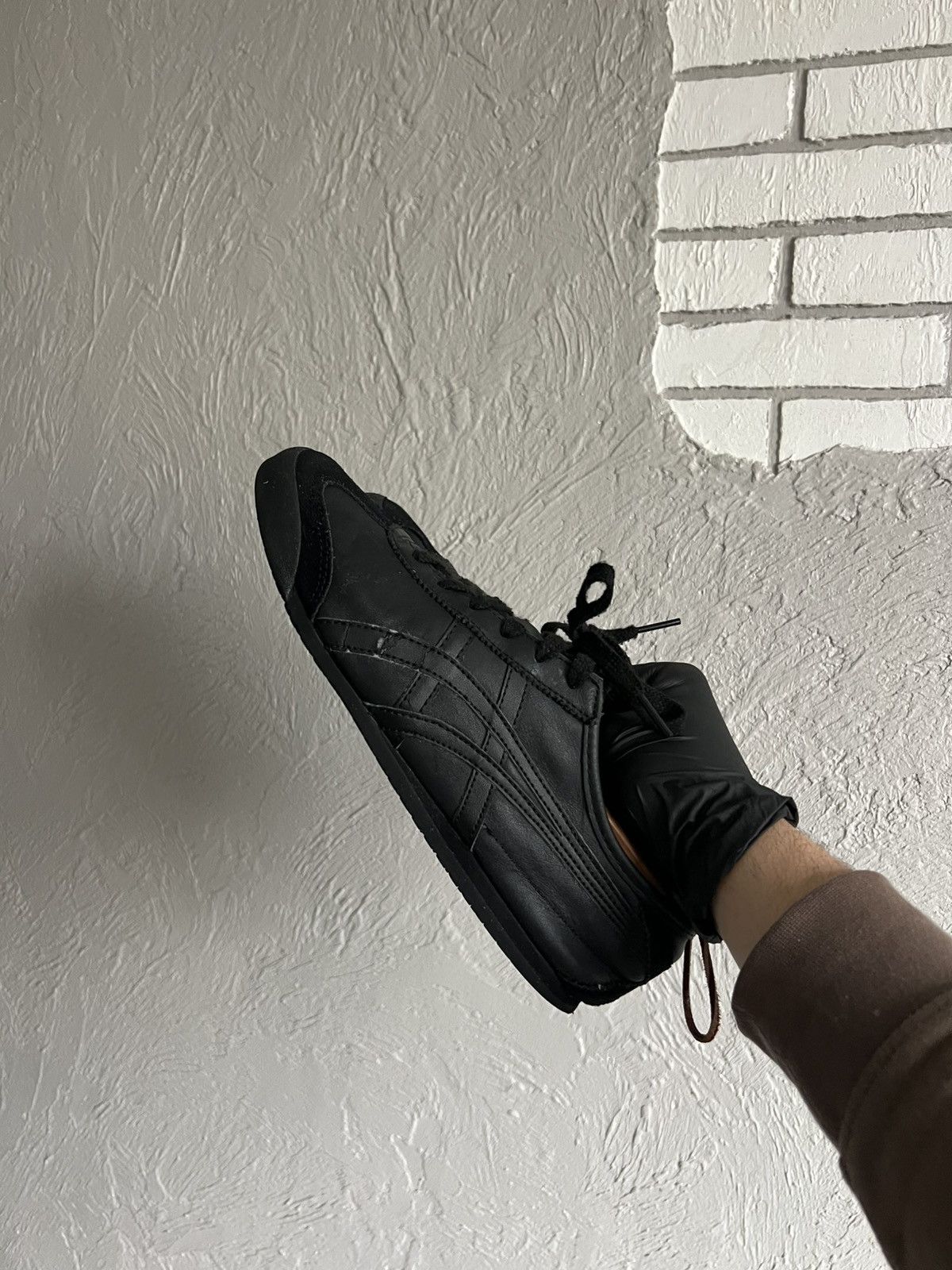 Asics Vintage Asics Onitsuka Tiger Leather Classic Black Sneakers Size US 7 / EU 40 - 15 Thumbnail