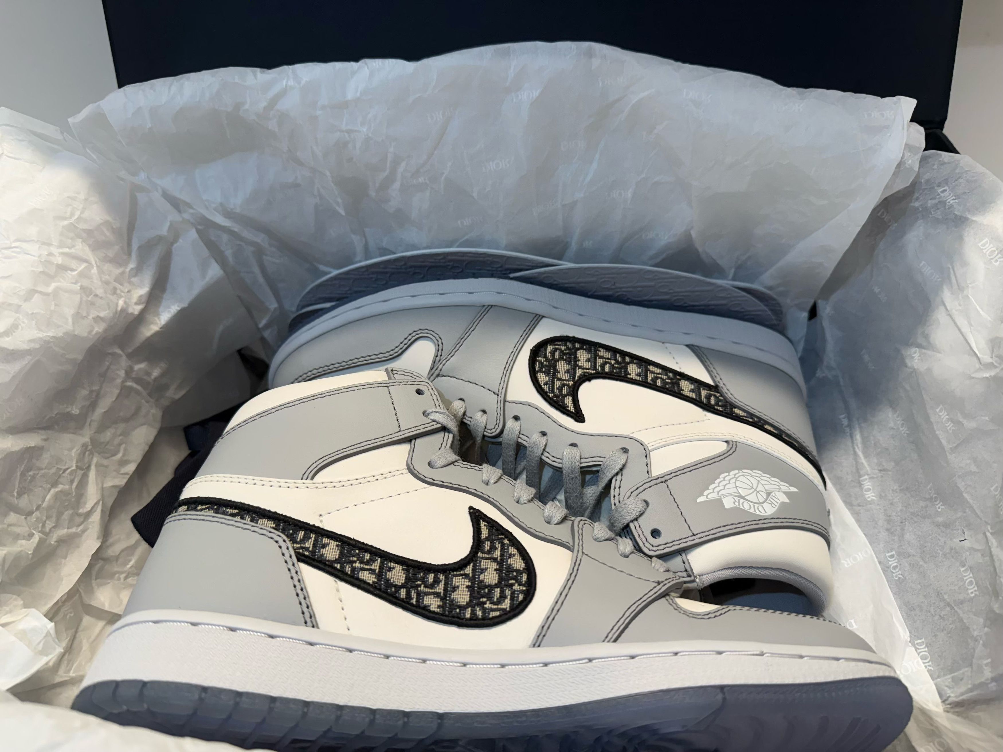 Dior × Jordan Brand Jordan x Dior Air Jordan 1 Retro High Top Sneaker BNIB Size US 6.5 / EU 39-40 - 2 Thumbnail