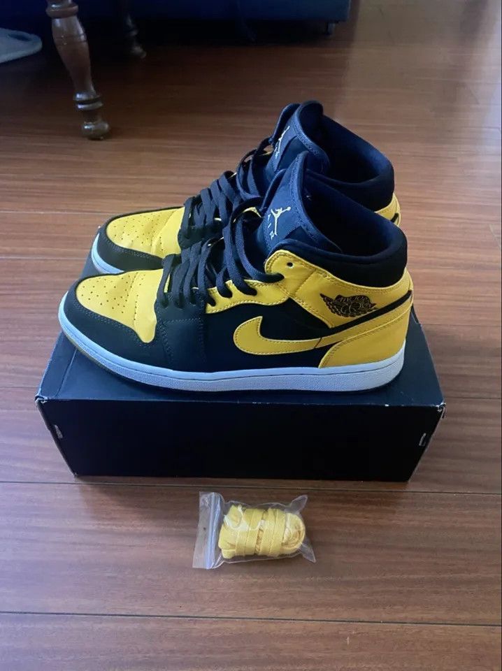 Jordan Brand AIR JORDAN 1 RETRO MID “NEW LOVE” (2017) Size US 9 / EU 42 - 2 Thumbnail