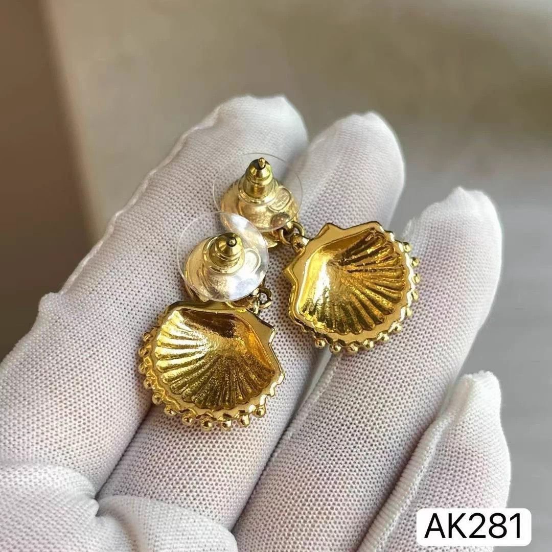 Chanel Chanel 23C Gold Shell Earrings Mint Auth AK281 Size ONE SIZE - 5 Thumbnail