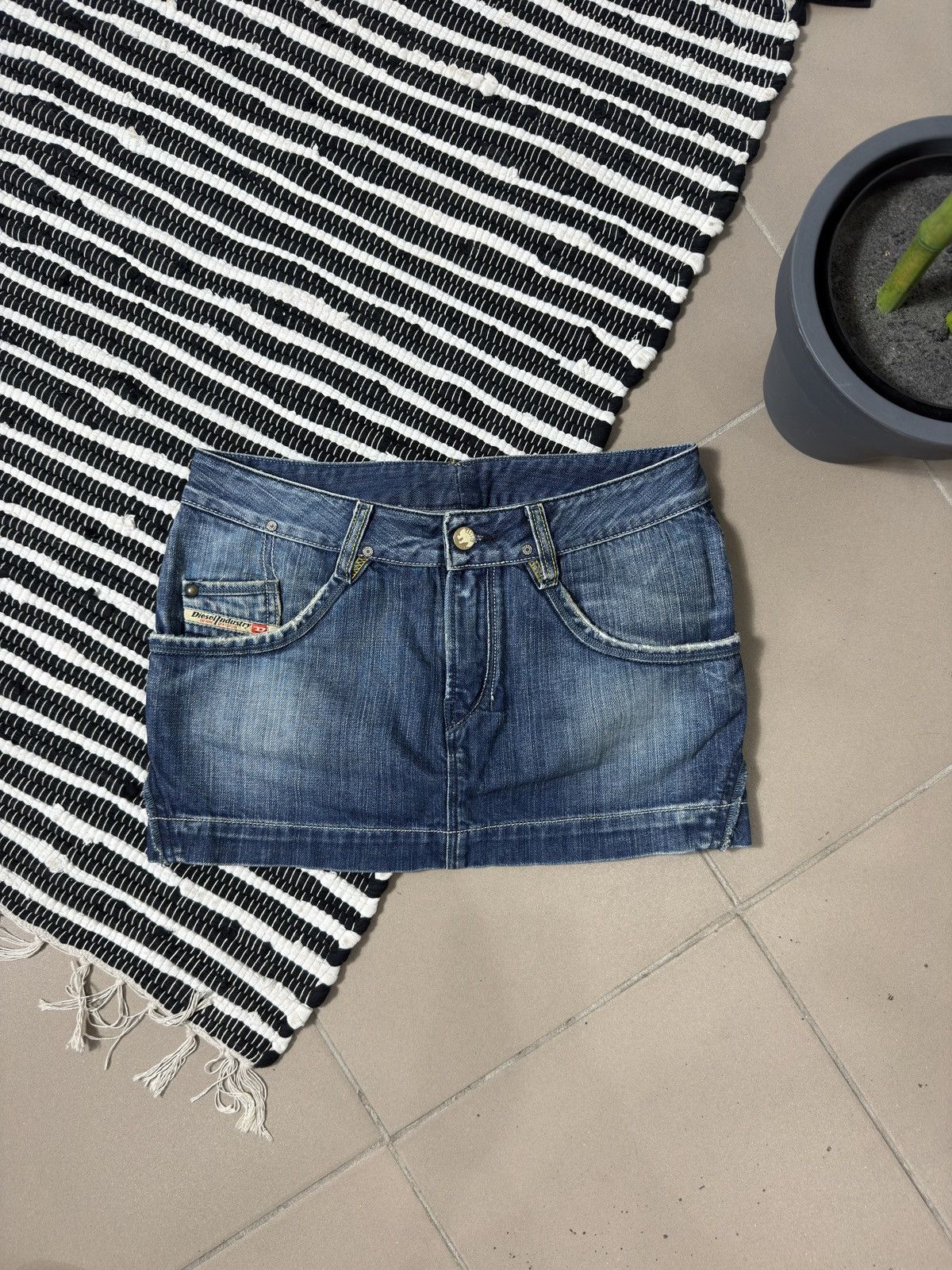 Diesel VINTAGE DIESEL 2000s DENIM MINI SKIRT Size 28" / US 6 / IT 42 - 4 Thumbnail