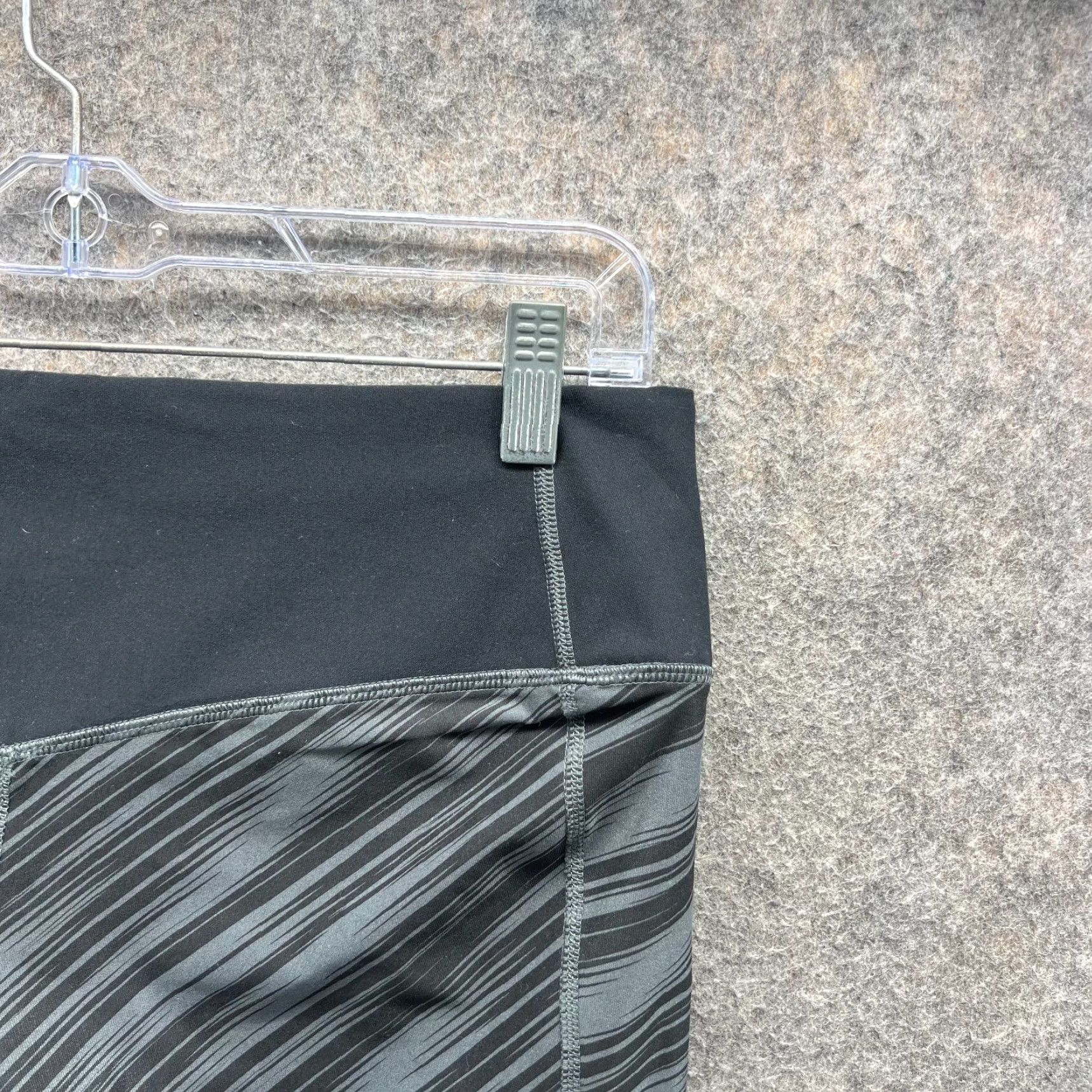 Nike Nike Leggings Women L Black Legend 2.0 Dri-Fit NEW Running Pants Cropped With Pockets Small Inseam 27 in Regular Size Type Shoes? Size 36" / US 14 / IT 50 - 5 Thumbnail