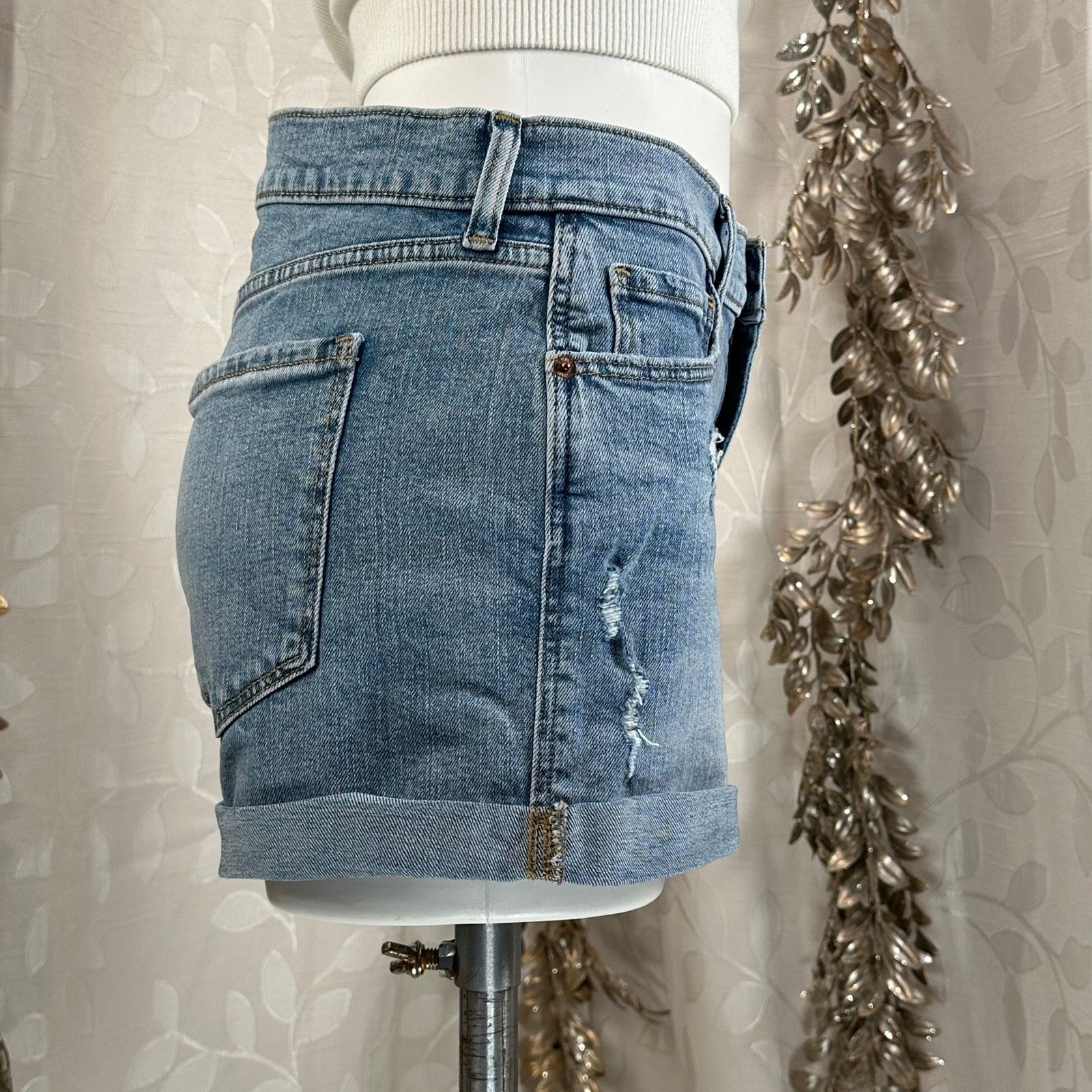 Old Navy Old Navy Women’s Size 6 Boyfriend Denim Shorts Light wash Size 28" / US 6 / IT 42 - 6 Thumbnail