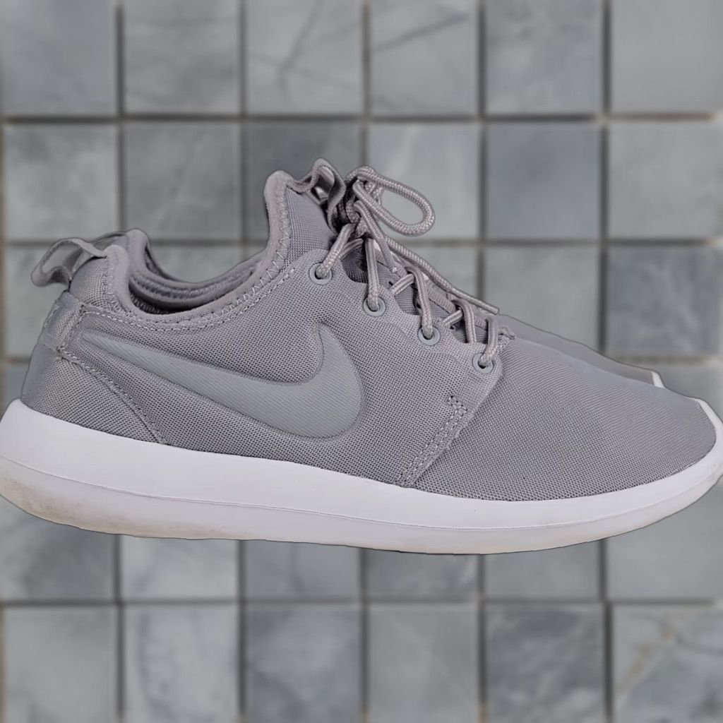 Nike Nike Roshe Two Sneaker Women 8 Gray Wolf Grey 844931-003 Size US 8 / IT 38 - 1 Thumbnail