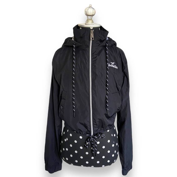 Hollister windbreaker best sale black and white