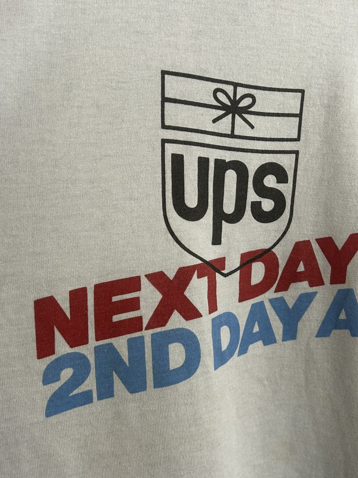 Vintage Vintage UPS Next Day Air 2nd Day Air Mail Shipping T-shirt Size US L / EU 52-54 / 3 - 4 Thumbnail