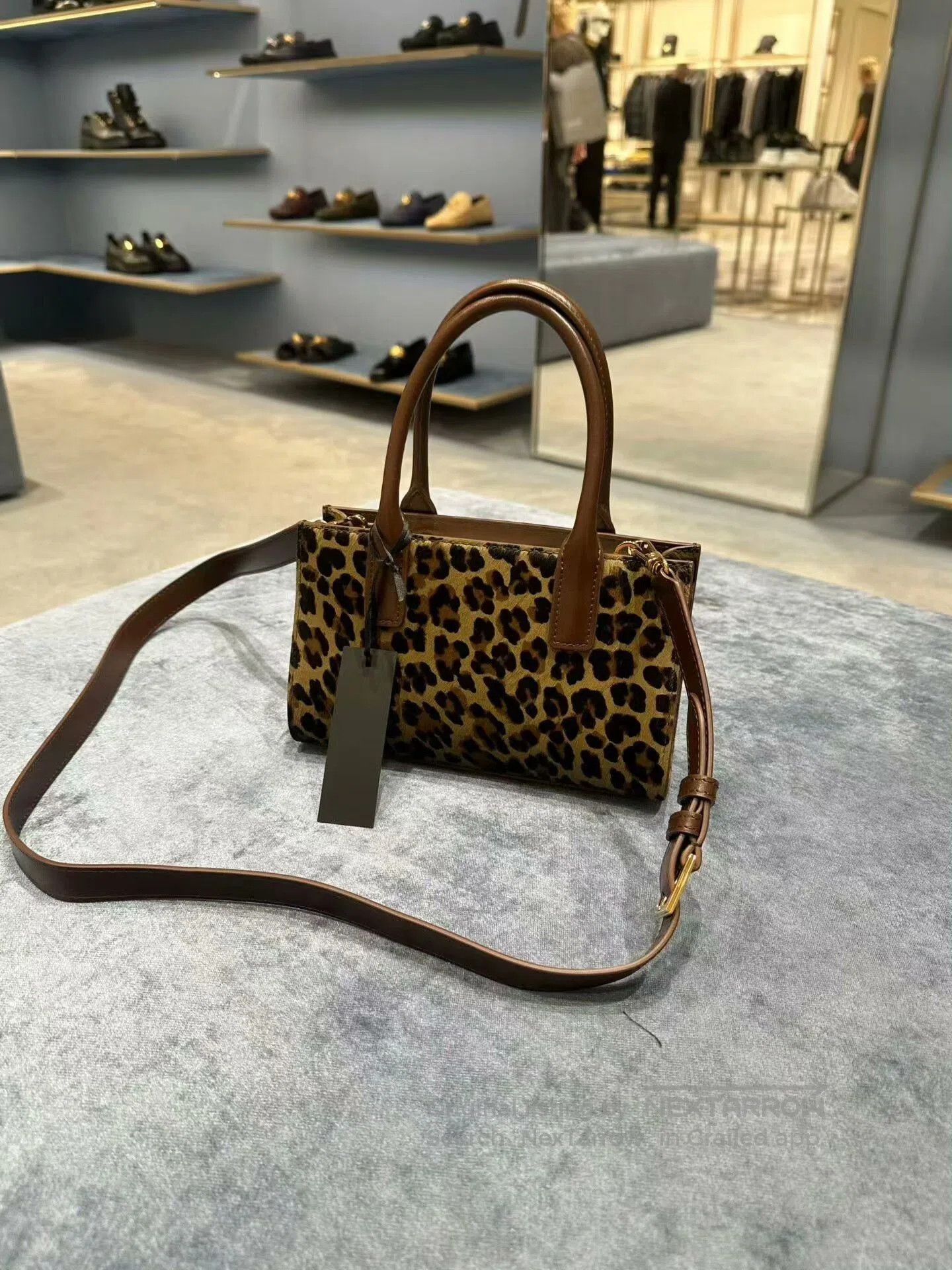 Versace Versace Zhao Lusi Leopard Print Bag. Size ONE SIZE - 4 Thumbnail
