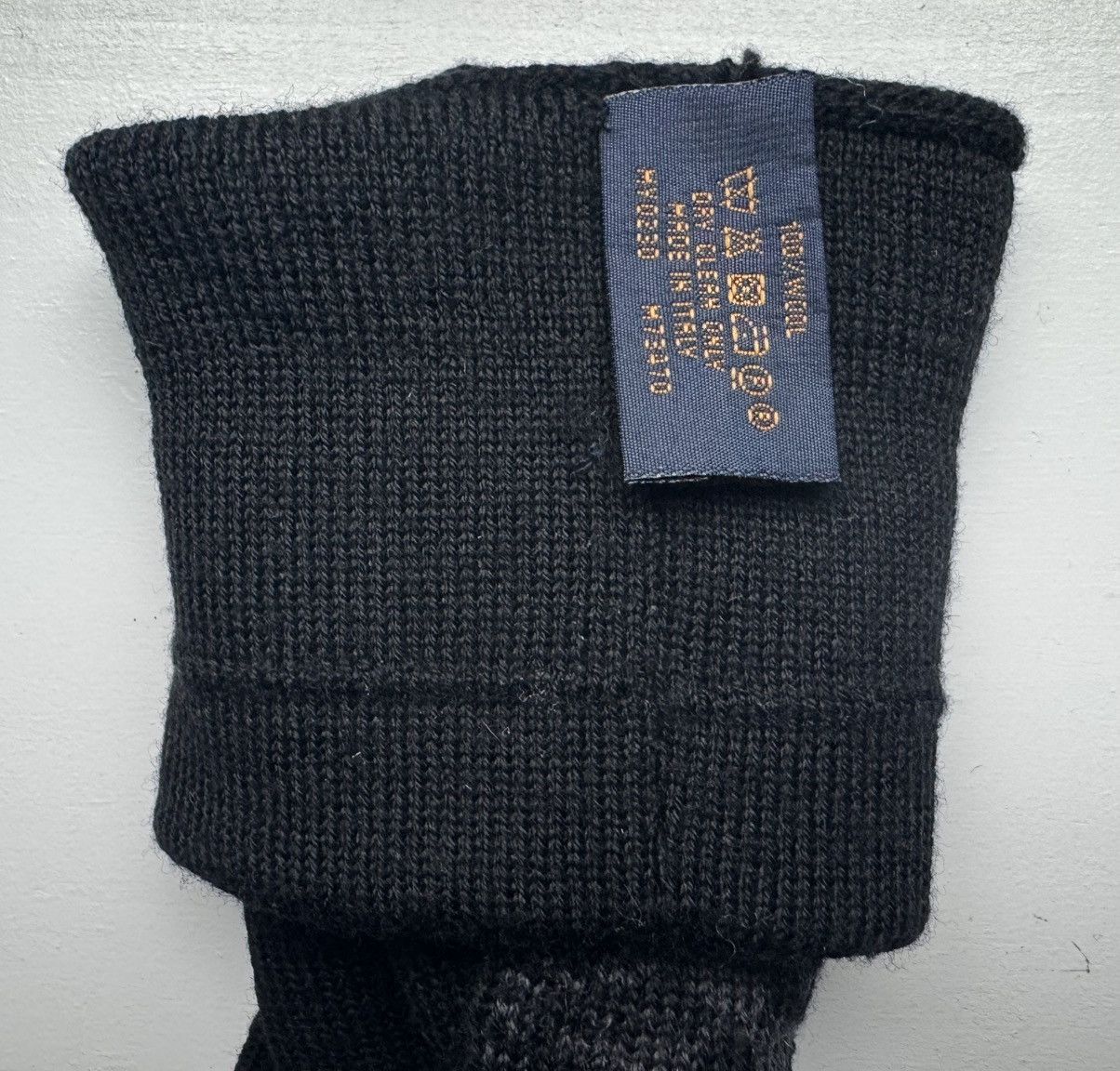 Louis Vuitton LOUIS VUITTON MONOGRAM MATCHING GLOVES, SCARF AND BEANIE. Size ONE SIZE - 8 Thumbnail