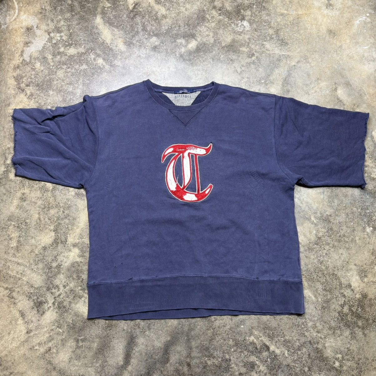Tommy Hilfiger vintage thrashed tommy hilfiger cropped baggy pullover sweat Size US L / EU 52-54 / 3 - 6 Thumbnail