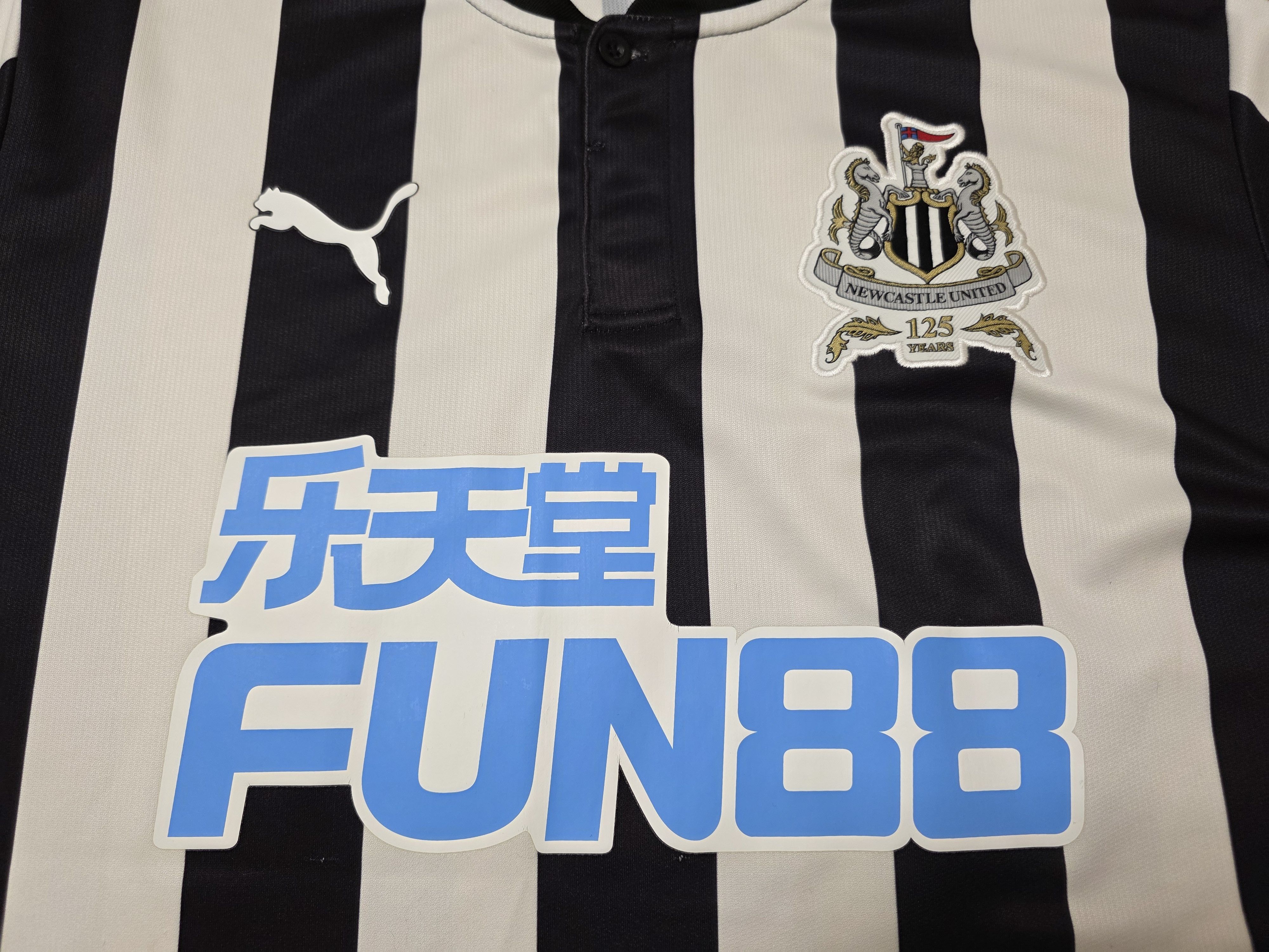 Puma NEWCASTLE UNITED 2017 2018 HOME FOOTBALL SOCCER JERSEY Size US XL / EU 56 / 4 - 3 Thumbnail