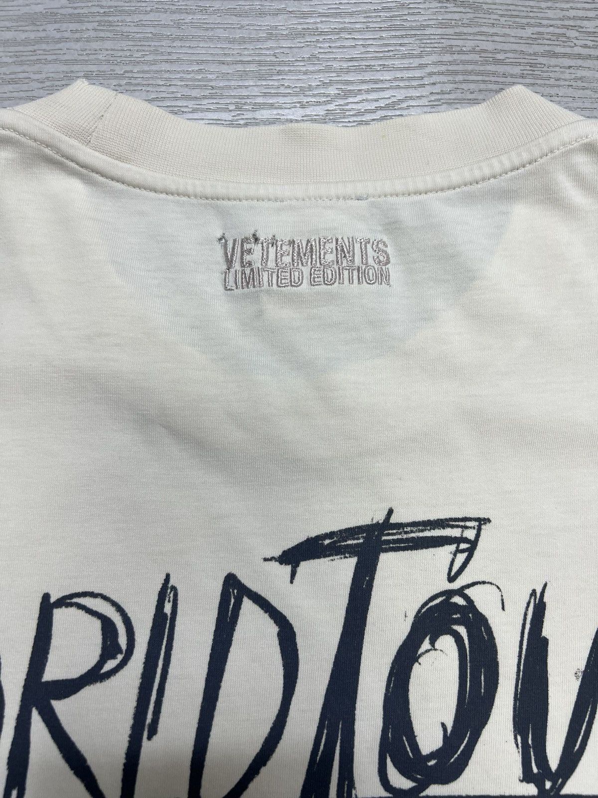 Vetements Vetements - World Tour Logo Oversized T-Shirt Size US XS / EU 42 / 0 - 17 Thumbnail