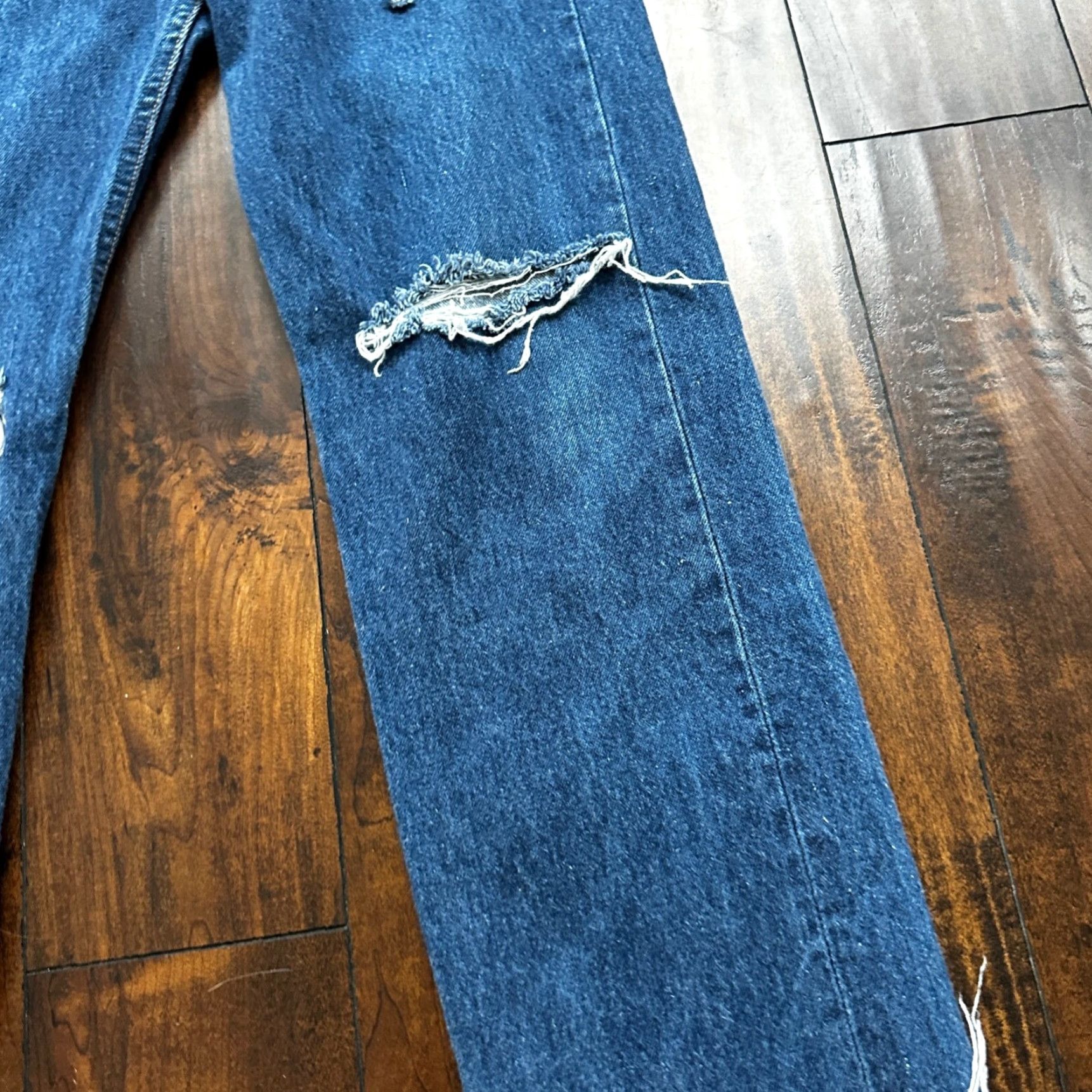 Levi's VINTAGE Levi's 501 Jeans Mens 34x32 Blue Denim 80s Distressed Thrashed Straight 34 Regular Inseam 32 USA 501 XX Model Size US 34 / EU 50 - 3 Thumbnail