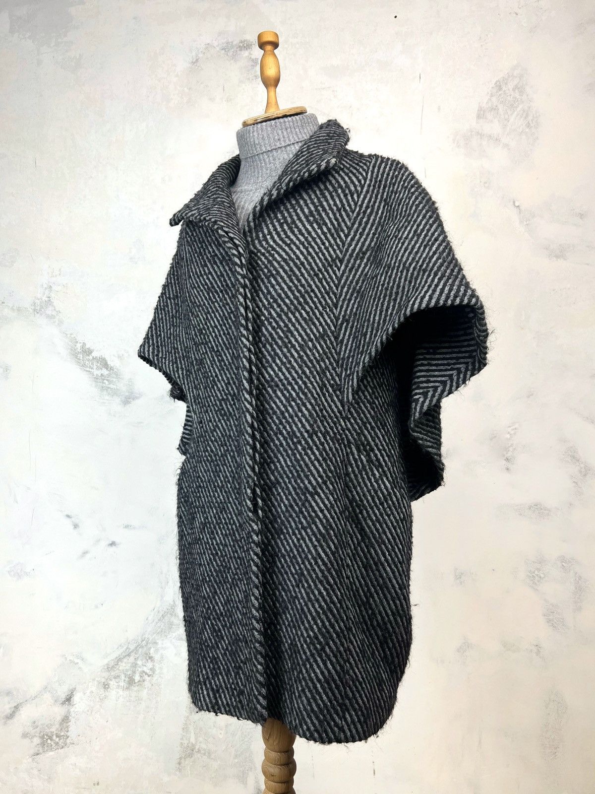 MAX&Co. Max Mara Wool Poncho Jacket Size USA 4 UK 8 Size S / US 4 / IT 40 - 1 Thumbnail