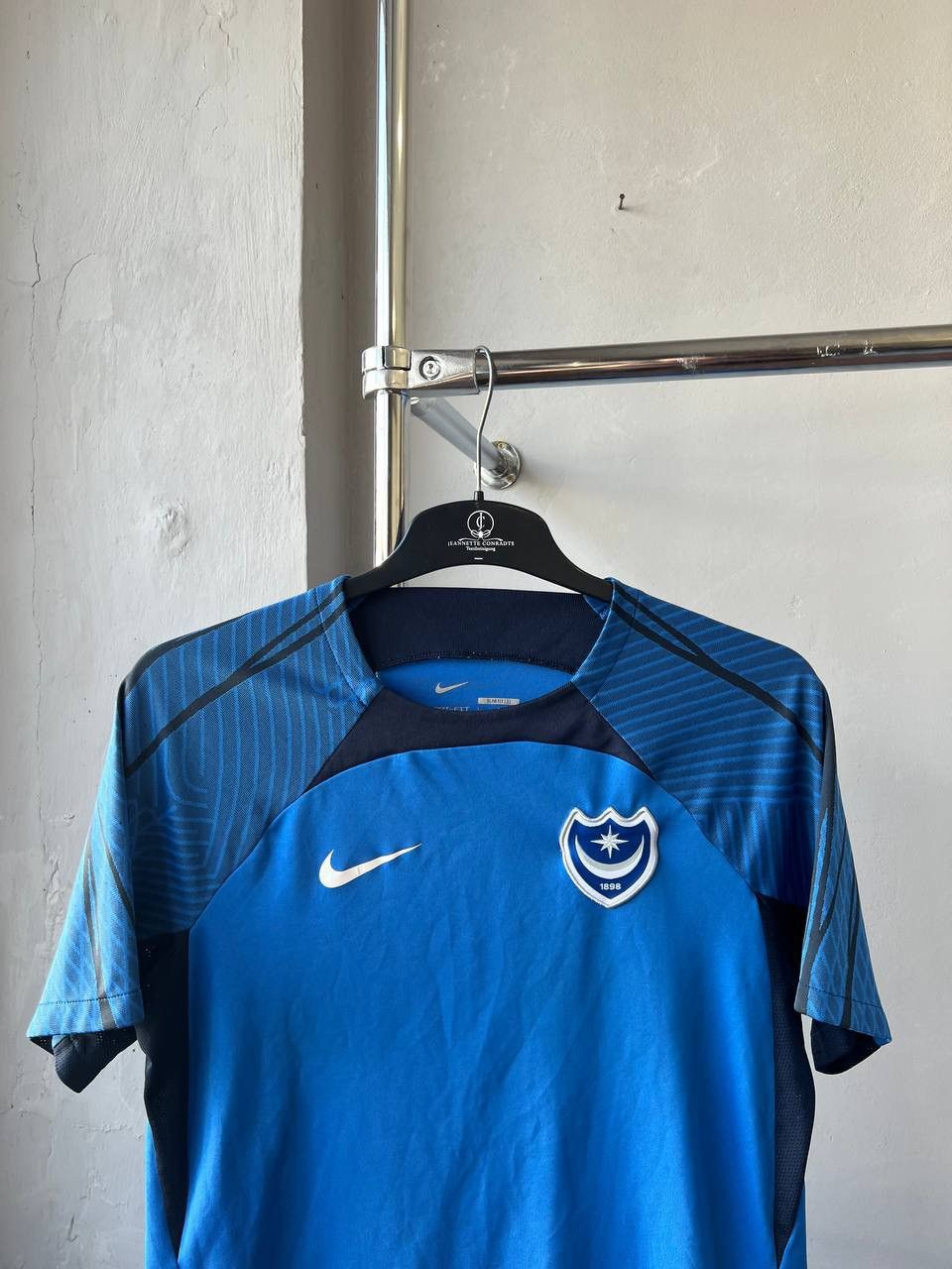 Nike 2023 PORTSMOUTH FC TRAINING SOCCER JERSEY FOOTBALL SHIRT szL Size US L / EU 52-54 / 3 - 3 Thumbnail