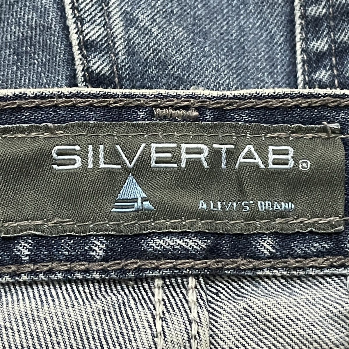 Rare Vintage Brand Levis SilverTab Baggy Jeans 2000s