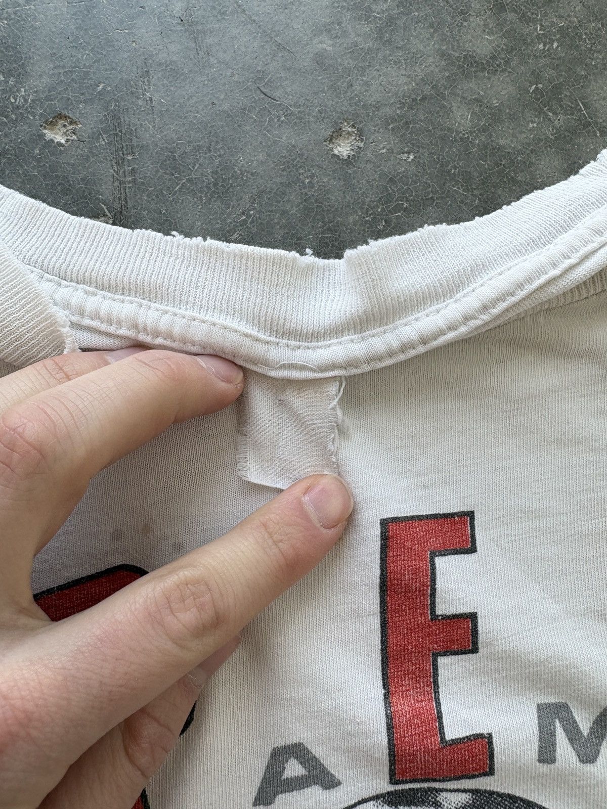 Vintage Vintage 90s Chicago Bulls Rap Tee 3 Peat Thrashed Boxy Fit Size US L / EU 52-54 / 3 - 3 Thumbnail