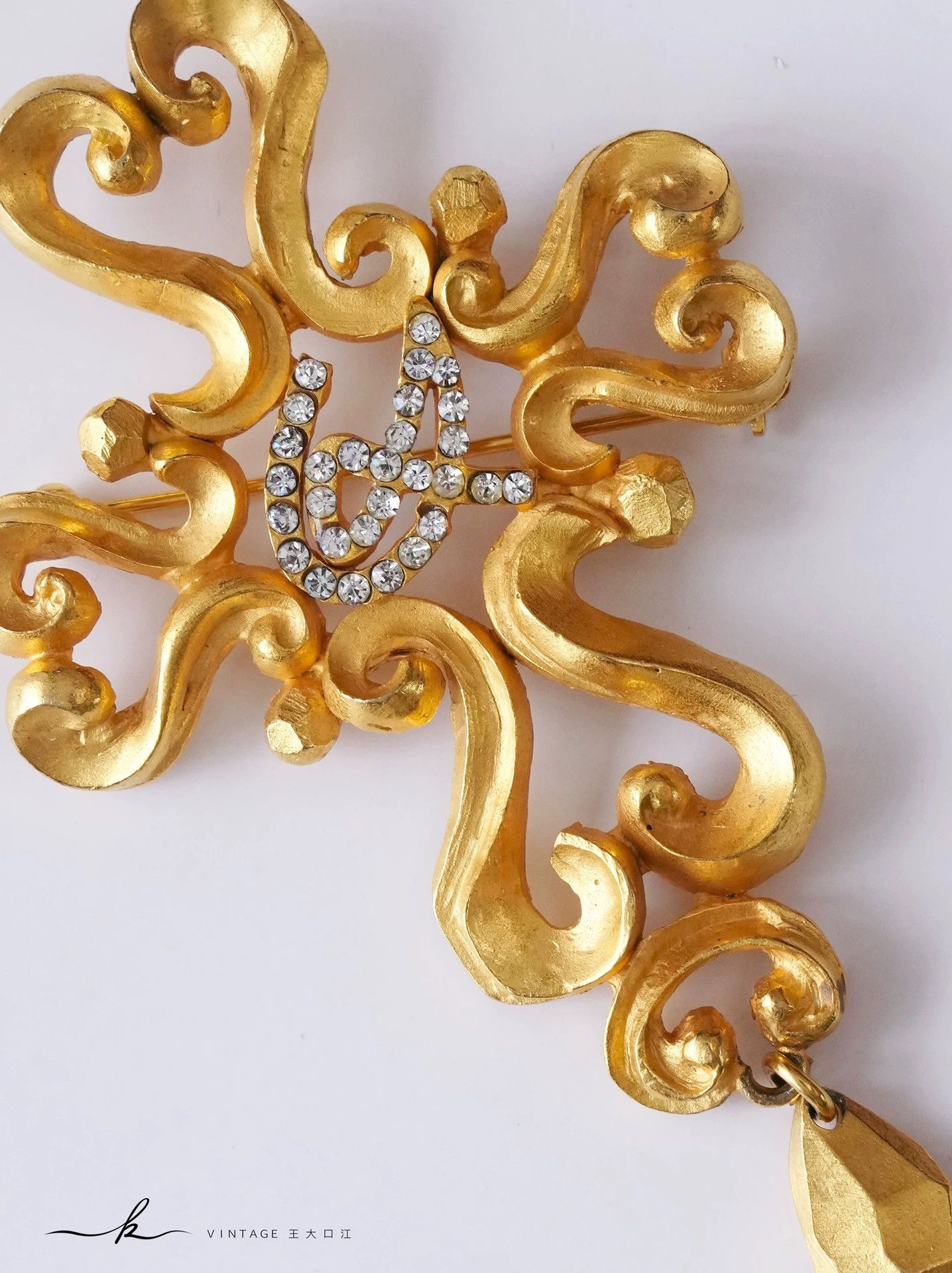 Christian Lacroix Christian Lacroix Heart Cross Matte Gold Pendant Brooch Size ONE SIZE - 7 Thumbnail