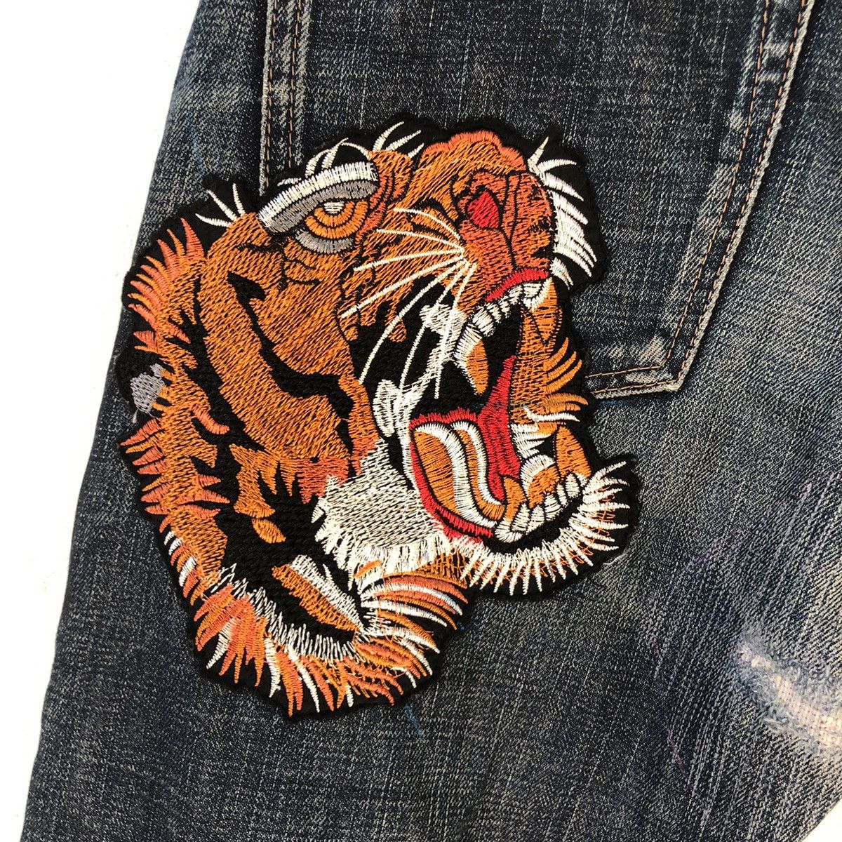 Uniqlo Vintage UNIQLO Custom Tiger Embroidered jeans Size US 31 - 6 Thumbnail