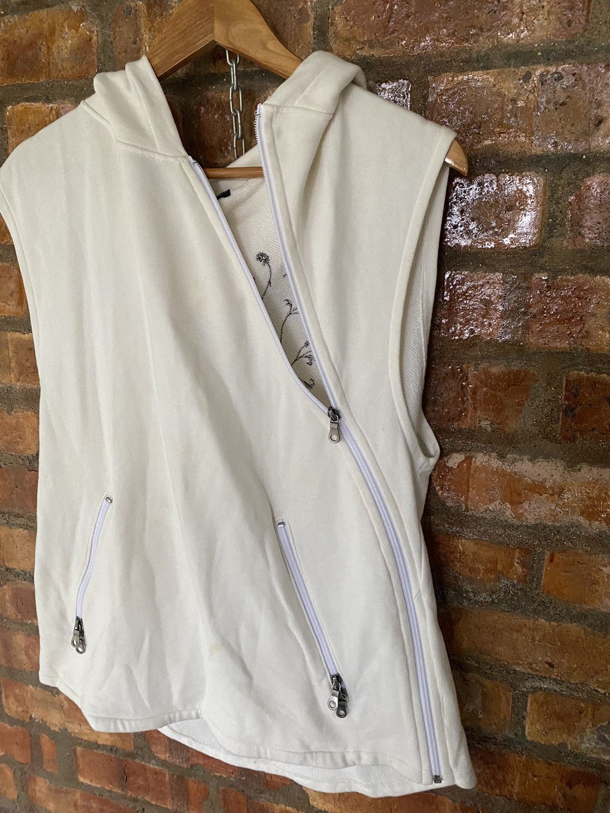 Yasuyuki Ishii YASUYUKI ISHII Crost Floral and wing Asymmetrical hoodie Size US M / EU 48-50 / 2 - 10 Thumbnail