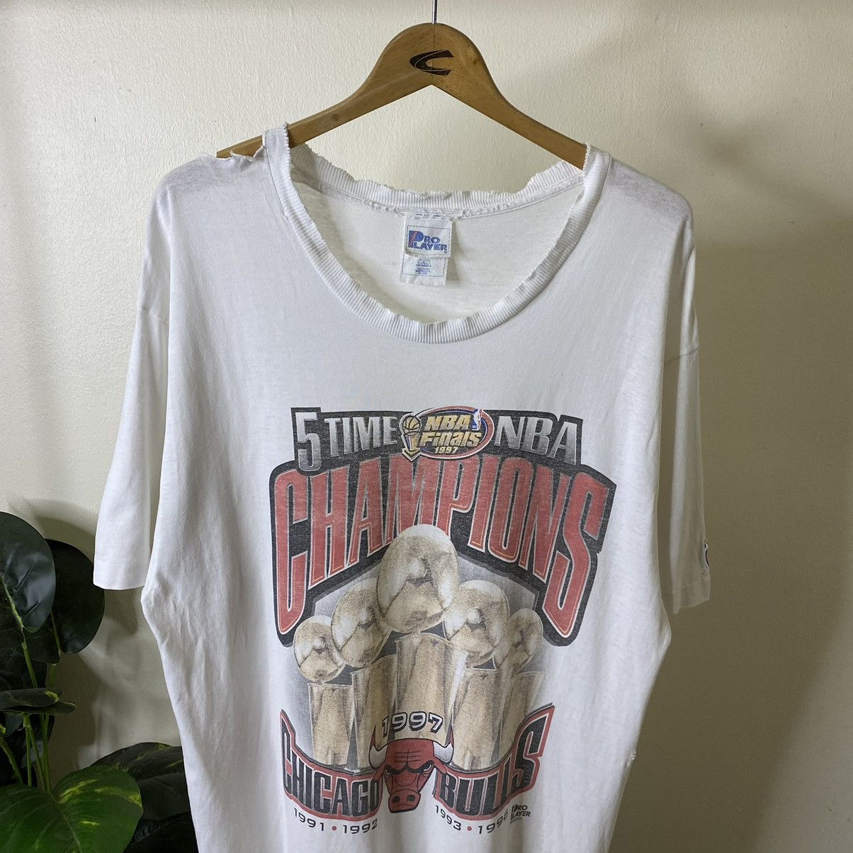 NBA 1997 Pro Player Chicago Bulls 5 Time Champions Distressed T Size US L / EU 52-54 / 3 - 2 Thumbnail