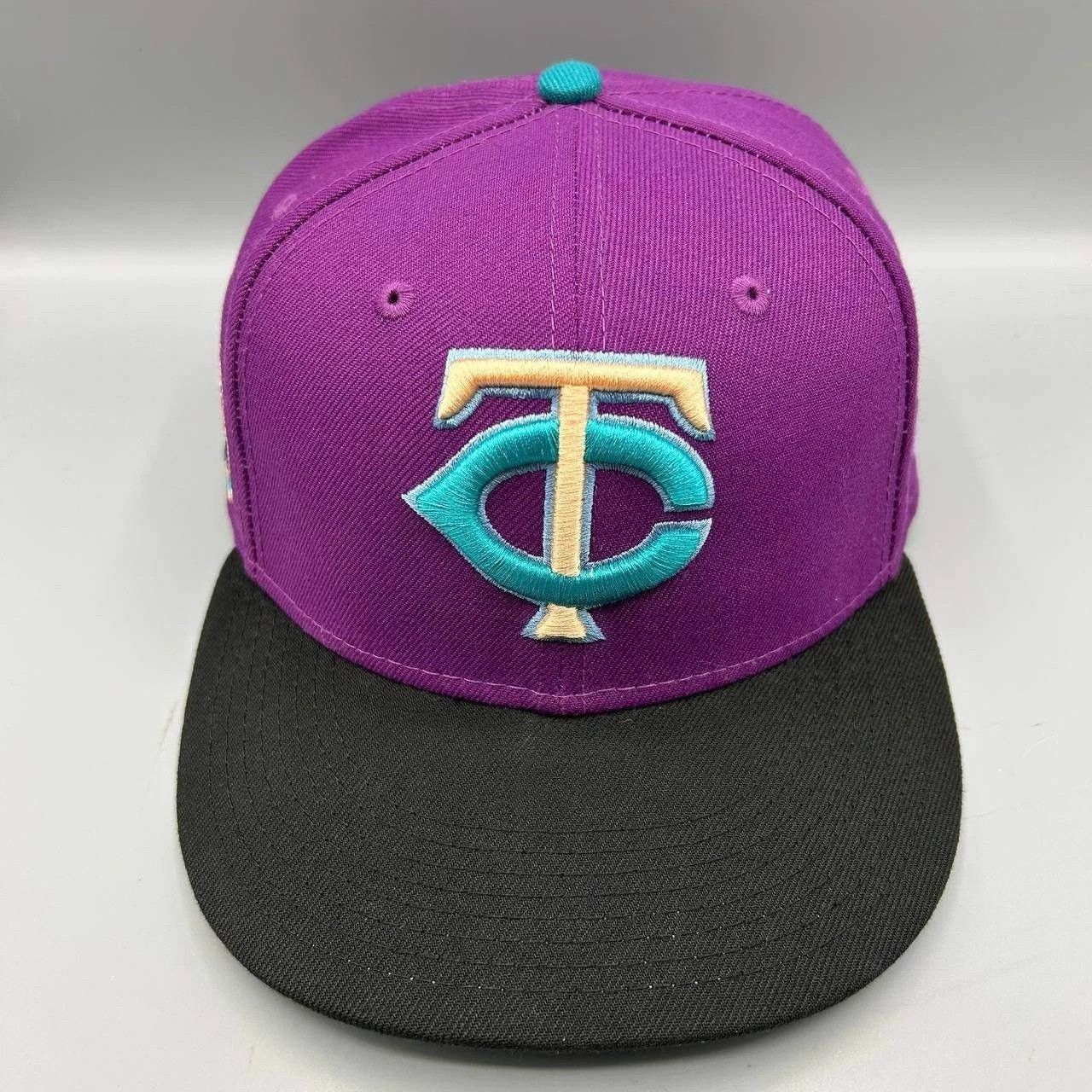New Era Minnesota Twins Hat Men 7 1/4 Purple Black MLB Fitted Cap Size ONE SIZE - 1 Thumbnail