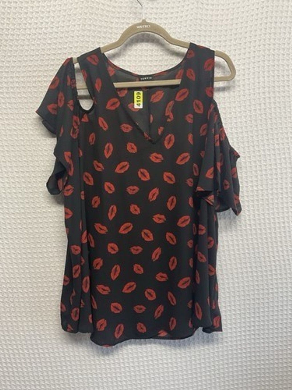 Torrid NWOT Torrid Lips Print Cold Shoulder V-Neck Blouse Women 2X Size ONE SIZE - 7 Thumbnail