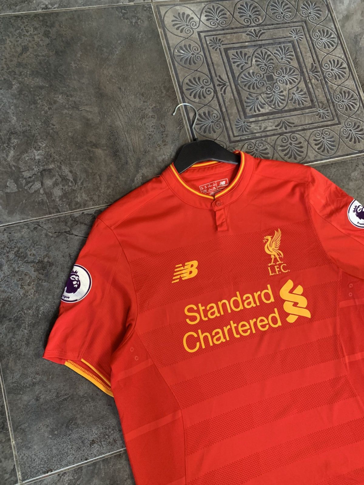 Vintage Liverpool New Balance 16/17 Home Jersey Size US M / EU 48-50 / 2 - 6 Thumbnail