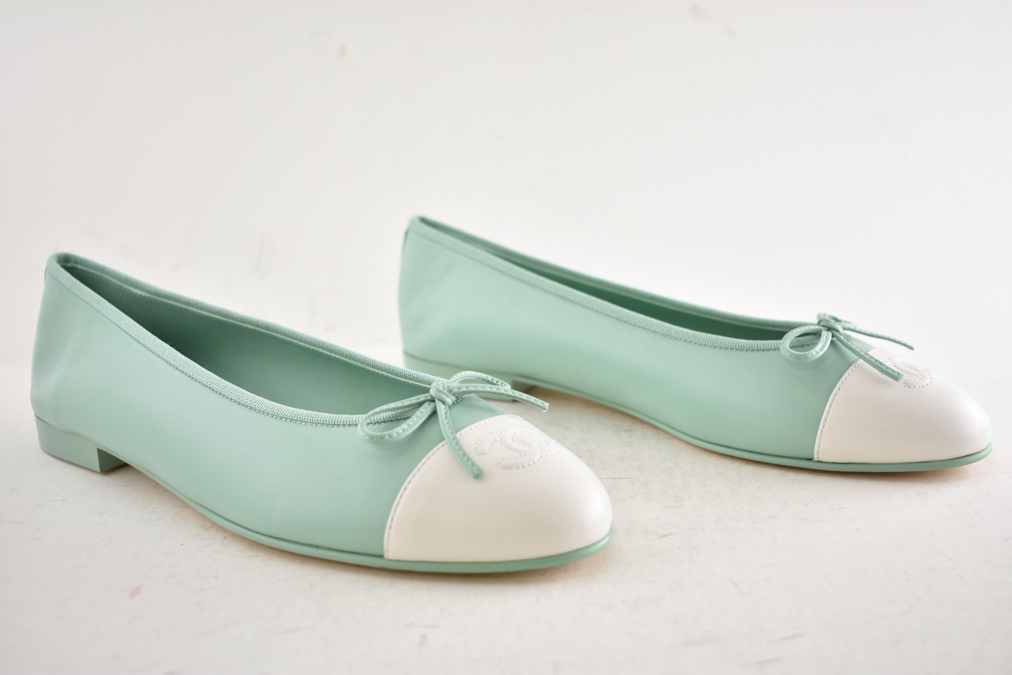 Chanel 26S Mint White Leather CC Logo Ballet Ballerina Flat 38 Size US 8 / IT 38 - 4 Thumbnail