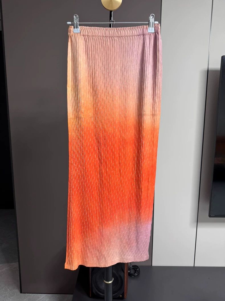 Issey Miyake ISSEY MIYAKE Pleated Gradient Midi Skirt - dmc Size 26" / US 2 / IT 38 - 1 Thumbnail
