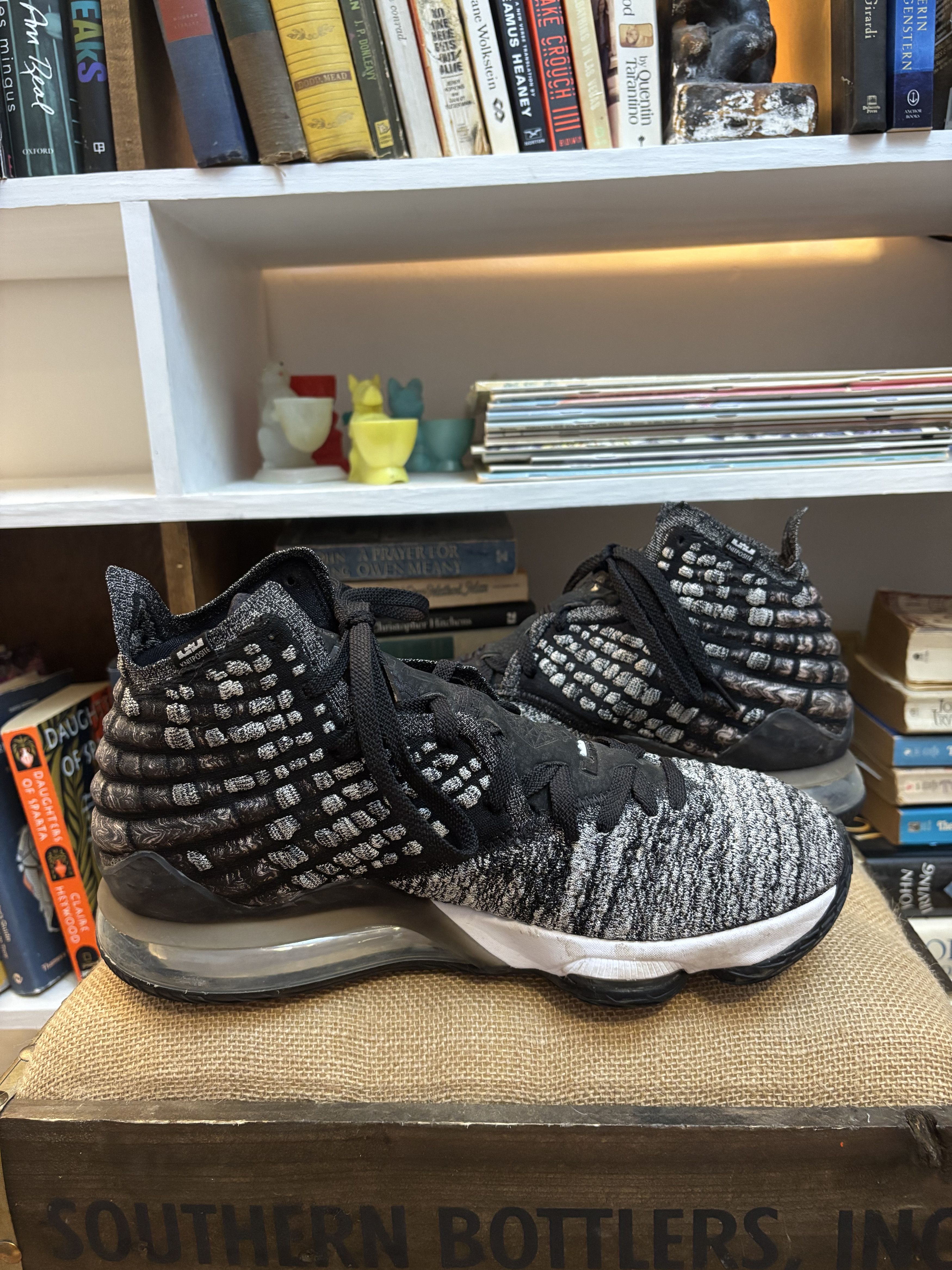 Nike NIKE LEBRON XVII 17 BLACK-BLACK-WHITE SZ 11 RARE! Size US 11 / EU 44 - 3 Thumbnail