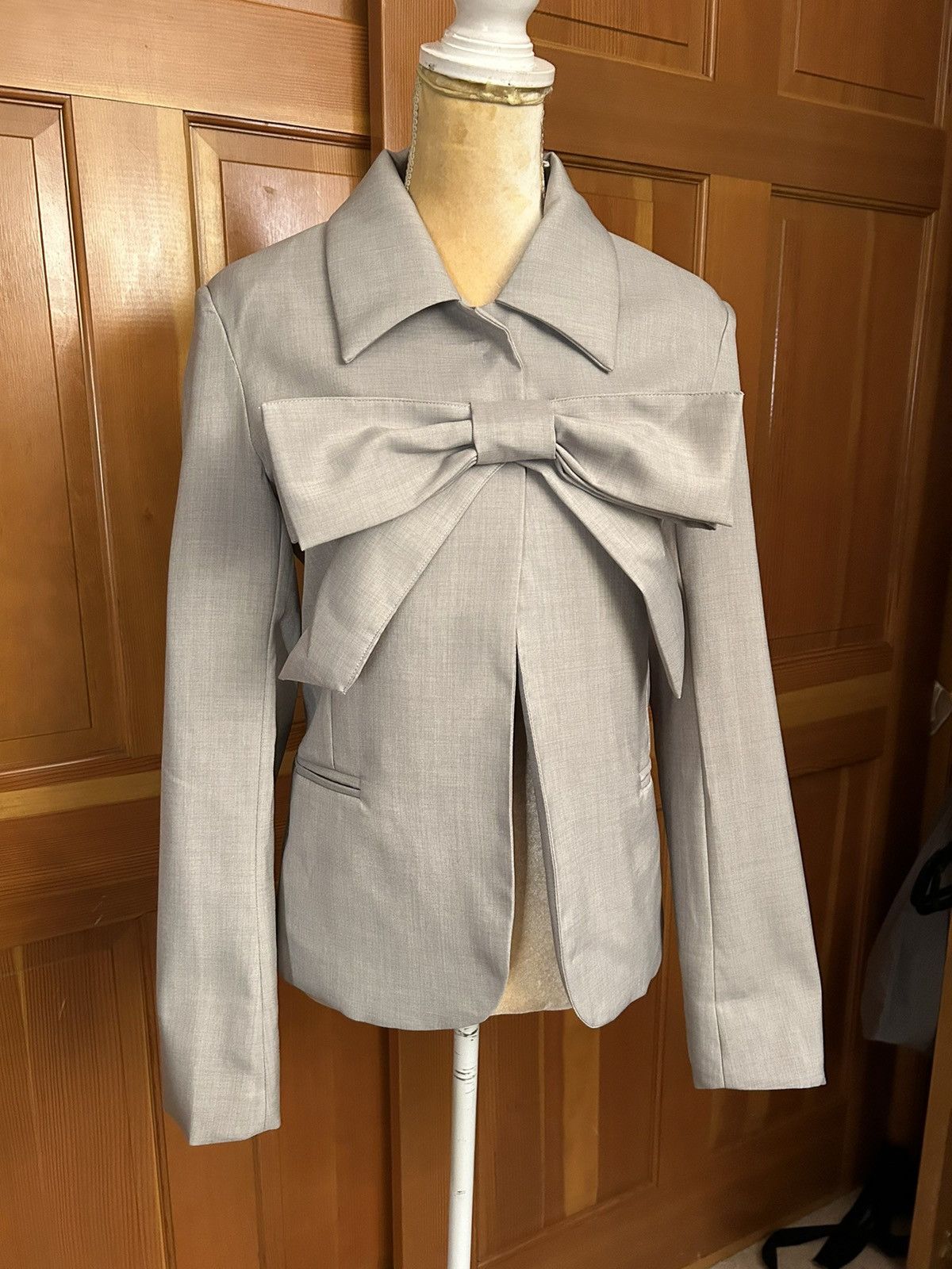 Designer × Other NWT, Lavishly Paris Women's Gray Bowknot Designer Shirt. Size S / US 4 / IT 40 - 17 Thumbnail