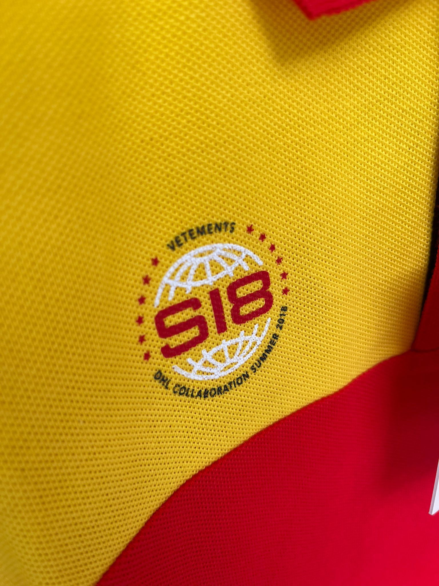 Vetements SS18 Q:2 / DHL Logo Polo in Multicolor Size US M / EU 48-50 / 2 - 9 Thumbnail