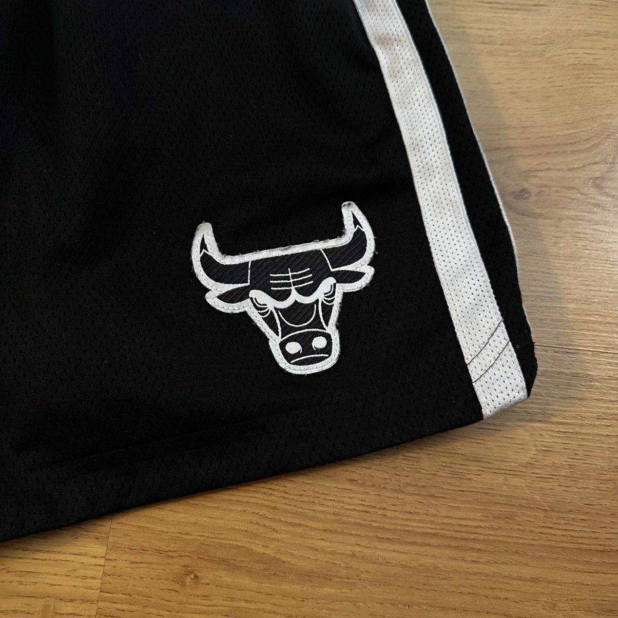 Adidas × NBA × Vintage Adidas Chicago Bulls Basketball Shorts Size US 32 / EU 48 - 2 Thumbnail