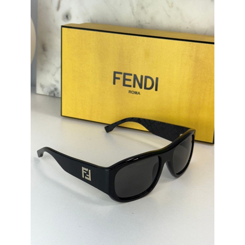 Fendi NEW Fendi FE40117I Black Wrap Shield Sunglasses Size ONE SIZE - 4 Thumbnail