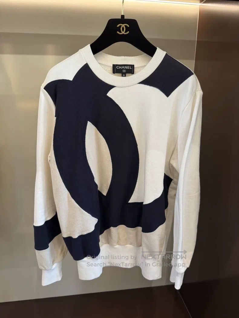 Chanel Chanel Double C oversized logo colour-blocked pullover swe Size XS / US 0-2 / IT 36-38 - 1 Thumbnail